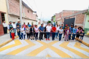 Entregan nuevas vialidades a familias irapuatenses Entregan nuevas vialidades a familias irapuatenses