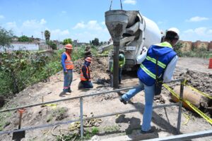 Supervisan construcción de puente peatonal sobre el río Guanajuato Supervisan construcción de puente peatonal sobre el río Guanajuato