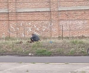 Captan a hombre matando y comiendo a un perro en Lomas del Prado Captan a hombre matando y comiendo a un perro en Lomas del Prado