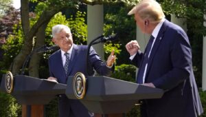 AMLO desestima amenaza de Trump sobre enviar “escuadrones asesinos” a México AMLO desestima amenaza de Trump sobre enviar “escuadrones asesinos” a México
