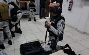 Detienen a elementos de la Guardia Nacional con miles de pesos y armas no autorizadas Detienen a elementos de la Guardia Nacional con miles de pesos y armas no autorizadas