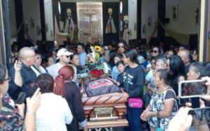 Con porras y aplausos dan el último adiós al periodista Alejandro Martínez Noguez Con porras y aplausos dan el último adiós al periodista Alejandro Martínez Noguez