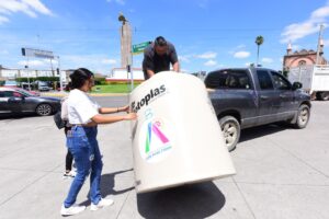 Entregan tinacos y calentadores solares a familias irapuatenses Entregan tinacos y calentadores solares a familias irapuatenses