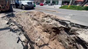 Se abre gran socavón en Irapuato sobre bulevar Arandas Se abre gran socavón en Irapuato sobre bulevar Arandas