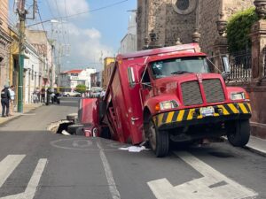 Cae familia y camión de entrega en socavón originado en Centro Histórico Cae familia y camión de entrega en socavón originado en Centro Histórico