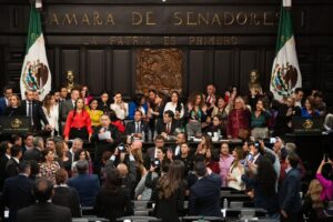 Entre gritos de “traición” y acorralando la sala de votación, aprueba Senado reforma al Poder Judicial Entre gritos de “traición” y acorralando la sala de votación, aprueba Senado reforma al Poder Judicial