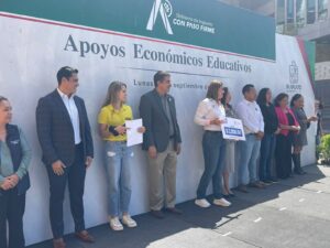 Benefician a 661 estudiantes de primaria, secundaria y universidad con apoyos económicos Benefician a 661 estudiantes de primaria, secundaria y universidad con apoyos económicos