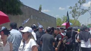 Trabajadores del PJF bloquean entrada a Cámara de Diputados por rechazo a reforma del poder judicial Trabajadores del PJF bloquean entrada a Cámara de Diputados por rechazo a reforma del poder judicial