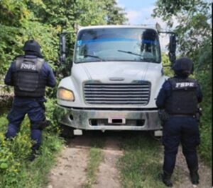 ELEMENTOS DE LAS FSPE RECUPERARON EN JUVENTINO ROSAS A UN CAMIÓN CARGADO CON CILINDROS DE GAS Y CALENTADORES QUE FUE ROBADO EN SALAMANCA ELEMENTOS DE LAS FSPE RECUPERARON EN JUVENTINO ROSAS A UN CAMIÓN CARGADO CON CILINDROS DE GAS Y CALENTADORES QUE FUE ROBADO EN SALAMANCA