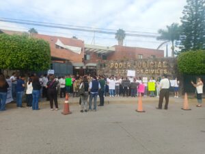 Pese a decisión en Senado, seguirán luchando por el Poder Judicial; manifestantes de Juzgados Cívicos Irapuato Pese a decisión en Senado, seguirán luchando por el Poder Judicial; manifestantes de Juzgados Cívicos Irapuato