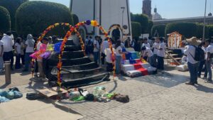 Alumnos del CONALEP exponen altares y desfile de catrinas en Irapuato Alumnos del CONALEP exponen altares y desfile de catrinas en Irapuato