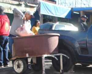 INSALUBRE TRASLADO DE CÁRNICOS QUE SON VENDIDOS A LAS AMAS DE CASA PARA ALIMENTAR A SUS FAMILIAS INSALUBRE TRASLADO DE CÁRNICOS QUE SON VENDIDOS A LAS AMAS DE CASA PARA ALIMENTAR A SUS FAMILIAS