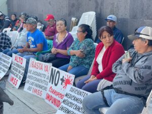 Derechohabientes de IMSS Reforma montan altares en protesta por mala atención médica Derechohabientes de IMSS Reforma montan altares en protesta por mala atención médica