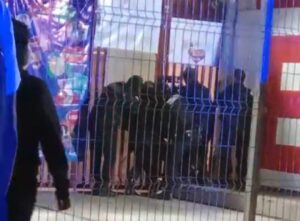 Policías intervienen en secundaria y someten a adolescente tras negativa a revisión en Salamanca ( Video ) Policías intervienen en secundaria y someten a adolescente tras negativa a revisión en Salamanca ( Video )