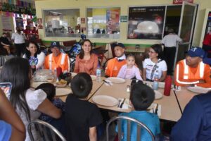 Honra Pollo Feliz a trabajadores que ayudaron a familia en socavón Honra Pollo Feliz a trabajadores que ayudaron a familia en socavón