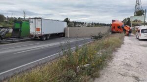 Se vuelca tráiler en carretera federal Irapuato – Silao obstruyendo tres carriles Se vuelca tráiler en carretera federal Irapuato – Silao obstruyendo tres carriles