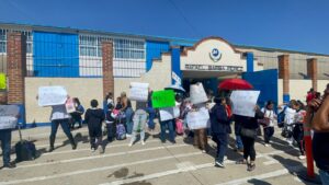 Se manifiestan en respaldo a maestros de Irapuato por descuentos de la SEG Se manifiestan en respaldo a maestros de Irapuato por descuentos de la SEG