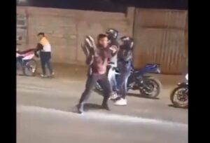 Policía intenta detener con casco a motociclistas, pero salen heridos los tres (VIDEO) Policía intenta detener con casco a motociclistas, pero salen heridos los tres (VIDEO)