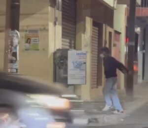 Captan a joven dañando registro de Telmex en plena zona centro de Salamanca Captan a joven dañando registro de Telmex en plena zona centro de Salamanca