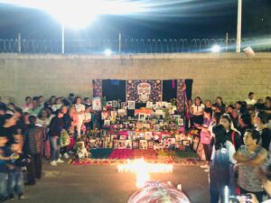 Colectivo de buscadoras coloca altar de víctimas de desaparición afuera de la FGE Colectivo de buscadoras coloca altar de víctimas de desaparición afuera de la FGE