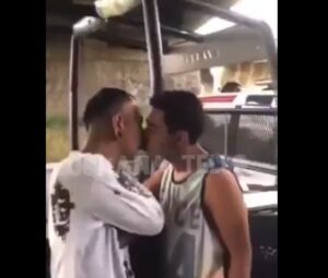 “Bésense o los mato”: Policías obligan a presuntos asaltantes a besarse “Bésense o los mato”: Policías obligan a presuntos asaltantes a besarse