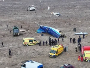Accidente aéreo cerca de Aktau, Kazajistán: 62 personas a bordo, 32 supervivientes rescatados Accidente aéreo cerca de Aktau, Kazajistán: 62 personas a bordo, 32 supervivientes rescatados