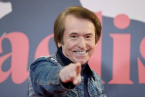 Raphael ha sido internado en un hospital por sufrir problemas de salud mientras grababa un programa de televisión en España Raphael ha sido internado en un hospital por sufrir problemas de salud mientras grababa un programa de televisión en España