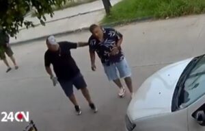 Policía retirado mata a su vecino porque no quería bajar volumen de la música (VIDEO) Policía retirado mata a su vecino porque no quería bajar volumen de la música (VIDEO)