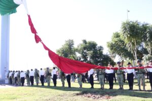 Diciembre arranca con izamiento de bandera monumental en Irapuato Diciembre arranca con izamiento de bandera monumental en Irapuato