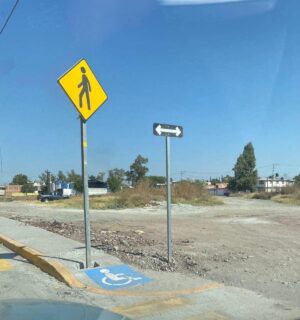 LLOVIERON CRITICAS Y CHASCARRILLOS POR SEÑAL DE VIALIDAD EN PUENTE ELEVADO HÉROES DE CANANEA LLOVIERON CRITICAS Y CHASCARRILLOS POR SEÑAL DE VIALIDAD EN PUENTE ELEVADO HÉROES DE CANANEA