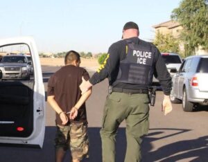 Agentes de ICE patrullarían en Chicago desde el amanecer en busca de migrantes Agentes de ICE patrullarían en Chicago desde el amanecer en busca de migrantes