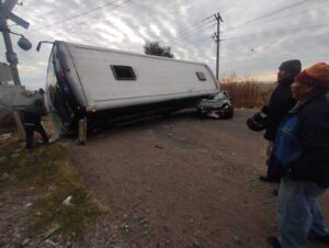 Ruta de Irapuato termina destrozada tras presuntamente intentar ganar paso al tren Ruta de Irapuato termina destrozada tras presuntamente intentar ganar paso al tren