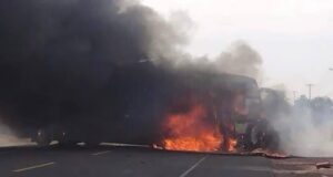 Aumenta a 10 el número de muertos en enfrentamiento en Yuriria, Guanajuato; grupo armado incendia vehículos y bloquea carreteras Aumenta a 10 el número de muertos en enfrentamiento en Yuriria, Guanajuato; grupo armado incendia vehículos y bloquea carreteras