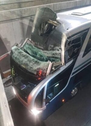 Camión de peregrinos de Tamaulipas choca con puente por falta de señalización en León; hay ocho heridos Camión de peregrinos de Tamaulipas choca con puente por falta de señalización en León; hay ocho heridos
