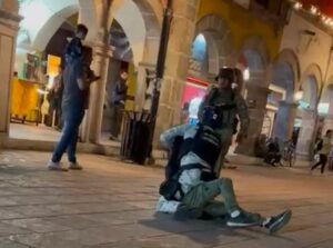 Detienen elementos de la GN a hombre en el Jardín Principal de Salamanca; video se viraliza Detienen elementos de la GN a hombre en el Jardín Principal de Salamanca; video se viraliza