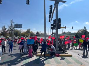 Vecinos de El Tocotín y Antorchistas cierran vialidad en salida a Salamanca: reclaman abandono de obras Vecinos de El Tocotín y Antorchistas cierran vialidad en salida a Salamanca: reclaman abandono de obras