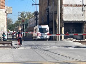 FALLA SEÑALIZACIÓN DE FERROMEX Y CONDUCTORES SORTEAN PLUMAS PARA SEGUIR SU CAMINO FALLA SEÑALIZACIÓN DE FERROMEX Y CONDUCTORES SORTEAN PLUMAS PARA SEGUIR SU CAMINO