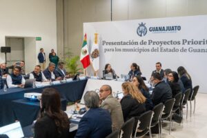 Encabeza Libia Dennise mesa de trabajo con Samantha Smith Encabeza Libia Dennise mesa de trabajo con Samantha Smith