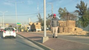 Tráiler derriba su carga mientras circulaba sobre Solidaridad en Irapuato Tráiler derriba su carga mientras circulaba sobre Solidaridad en Irapuato
