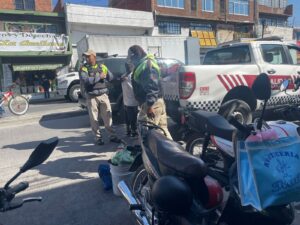 Entre quejas y peligro: liberan a hombres ebrios en pleno paso vehicular en Salamanca Entre quejas y peligro: liberan a hombres ebrios en pleno paso vehicular en Salamanca