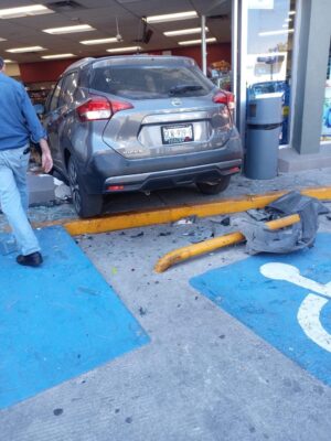 ENTRAN CON TODO Y COCHES AL OXXO DE ARBOLEDAS DOS CONDUCTORES ENTRAN CON TODO Y COCHES AL OXXO DE ARBOLEDAS DOS CONDUCTORES