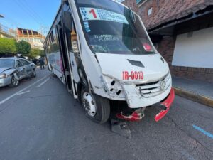 Fallan los frenos a chofer de ruta e impacta al menos a cuatro vehículos Fallan los frenos a chofer de ruta e impacta al menos a cuatro vehículos