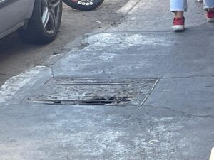 PIDEN REPARACIÓN DE REGISTRO DE DRENAJE POR PELIGRO PARA PEATONES PIDEN REPARACIÓN DE REGISTRO DE DRENAJE POR PELIGRO PARA PEATONES