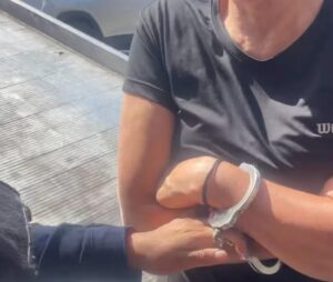 Policías esposan a mujer y se llevan camioneta porque Vialidad argumenta abandono en vía pública Policías esposan a mujer y se llevan camioneta porque Vialidad argumenta abandono en vía pública