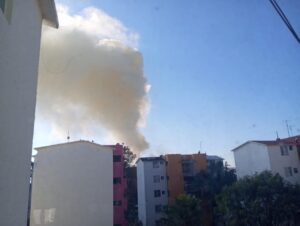 MOLESTA CONTAMINACIÓN DEL AIRE POR HUMO AMARILLO QUE SALIÓ DE LA PLANTA CATALÍTICA DE RIAMA MOLESTA CONTAMINACIÓN DEL AIRE POR HUMO AMARILLO QUE SALIÓ DE LA PLANTA CATALÍTICA DE RIAMA