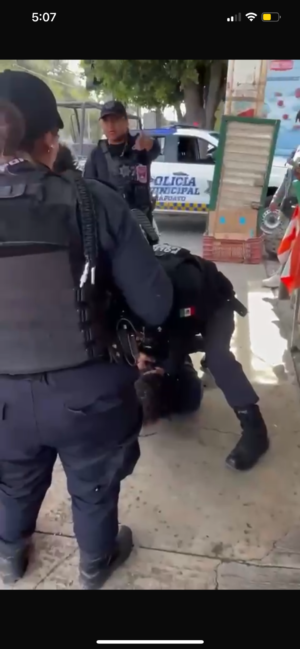 Detienen a taquero por defender a migrantes: presuntamente insultó y agredió a policías Detienen a taquero por defender a migrantes: presuntamente insultó y agredió a policías