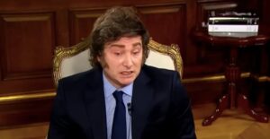 Asesor de Javier Milei interrumpe entrevista para avisarle que se está incriminando Asesor de Javier Milei interrumpe entrevista para avisarle que se está incriminando