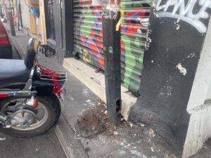 BARDA PRIVADA SOSTIENE A POSTE DE ALUMBRADO PÚBLICO MUNICIPAL EN SALAMANCA BARDA PRIVADA SOSTIENE A POSTE DE ALUMBRADO PÚBLICO MUNICIPAL EN SALAMANCA