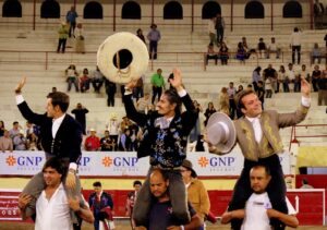 Cortaron 9 orejas Gamero, Hermoso de Mendoza y Funtanet, saliendo a hombros Cortaron 9 orejas Gamero, Hermoso de Mendoza y Funtanet, saliendo a hombros