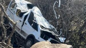 Seis estudiantes de la UG fallecen y diez resultan heridos en volcadura de camioneta en Valle de Santiago Seis estudiantes de la UG fallecen y diez resultan heridos en volcadura de camioneta en Valle de Santiago